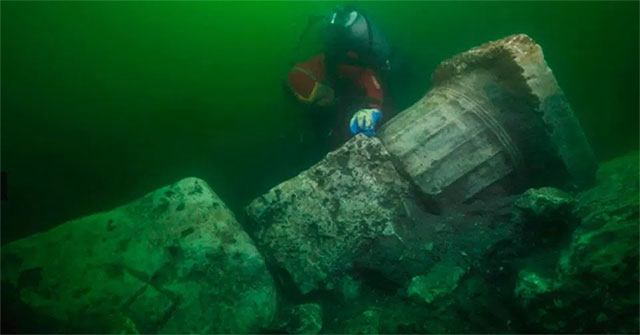Discovered ruins of temples and ships containing treasures submerged under the sea