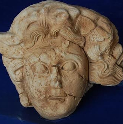 Discovered the 2,000-year-old solid hair goddess Medusa