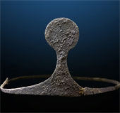 Discovered the silver crown in the ancient tomb from the Bronze Age