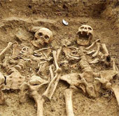 Discovered two skeletons holding hands for 700 years