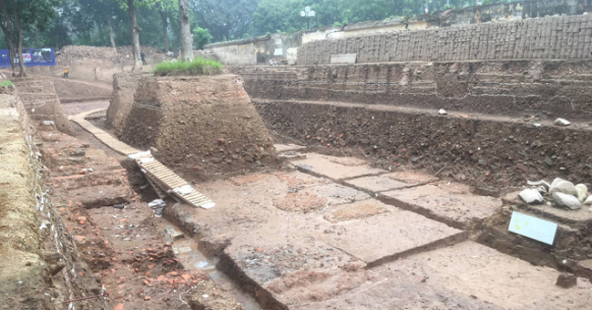 Discovering vestiges of the palace during the Le So period in Thang Long Citadel