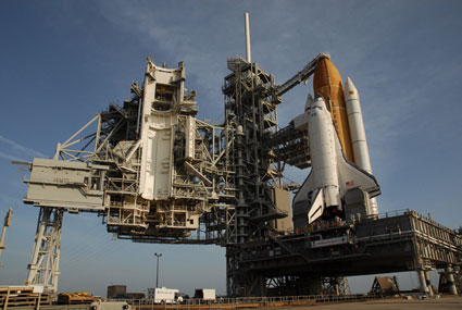 Discovery ship into the launch pad