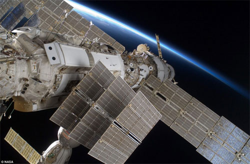 Discovery ship leaves the space station