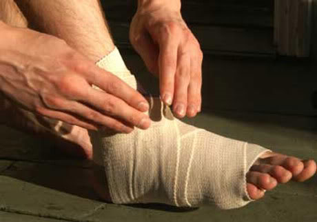 Do not rub bile, up leaves when sprain!