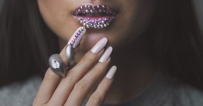 Does anyone know of this artificial nail that can replace a cell phone?