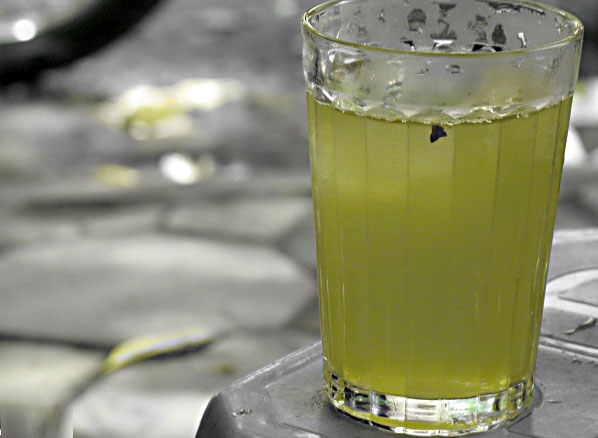 Drinking iced tea increases the risk of kidney stones