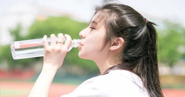 Drinking too much water is also not good.  What group of people should not drink lots of water?