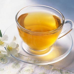 Drinks from green tea leaves according to coffee technology
