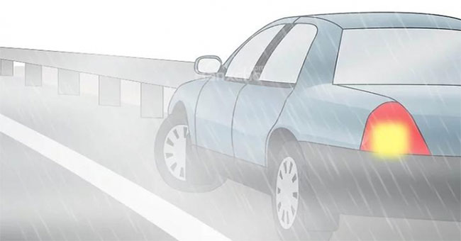 Driving a car in the rain will be struck by lightning?