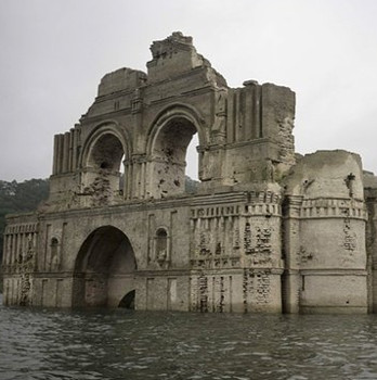 Drought, exposed to the church 400 years under the Mexican reservoir