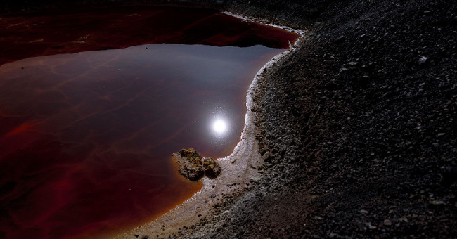 Dumping a full moon in the shadow of a Martian red lake