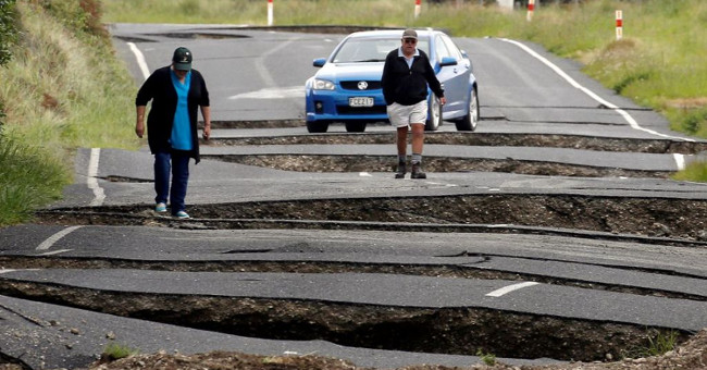 Earthquake 'rips' roads in New Zealand