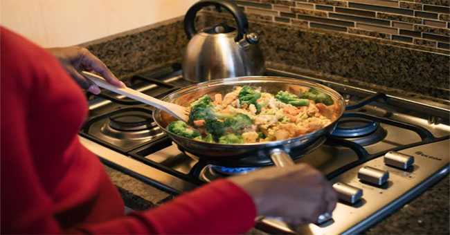 Eating before bed can increase the risk of breast and prostate cancer