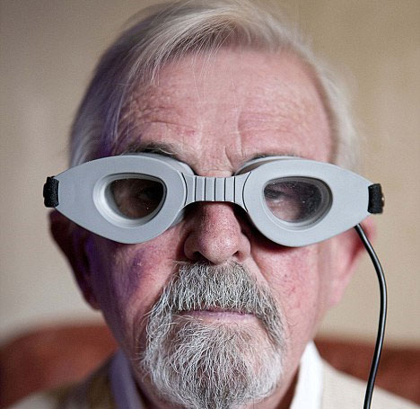 Electrotherapy treats dry eyes