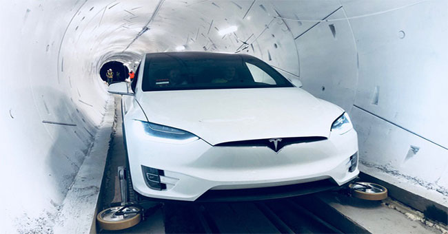 Elon Musk launched the first tunnel of Boring Company, personally going to Tesla car to try it