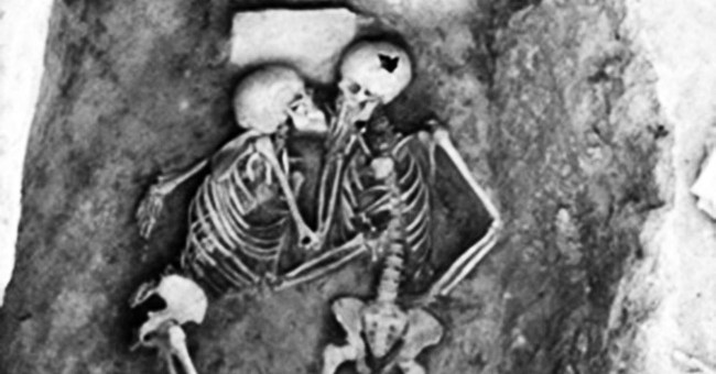 Eternal love through a kiss photo of 2,800 years has touched many people