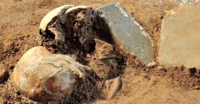 Excavating grave neck, finding Cao Cao remains?