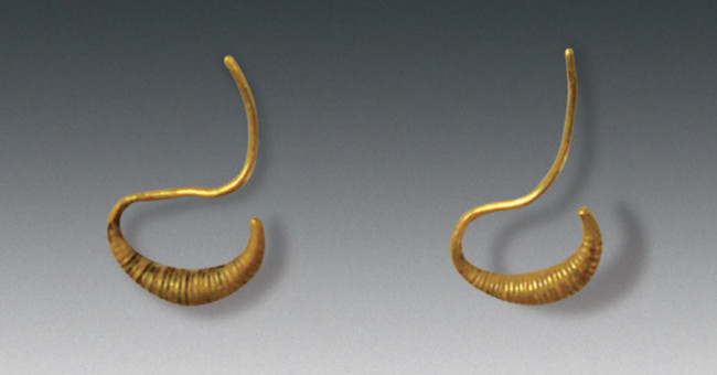 Excavation of 800-year-old tomb, unexpectedly discovered precious treasures