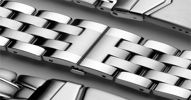 Explain the chemical mechanism that makes stainless steel 'anti-rust' against the impact of the environment
