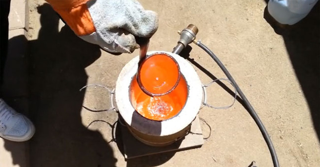 Explain the danger that happens when pouring hot copper into an iceberg