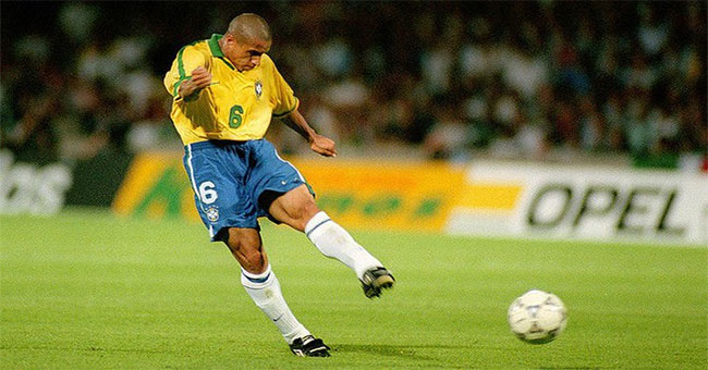 Explain the free kick the legendary banana of Roberto Carlos