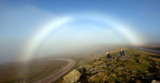 Explain the phenomenon of white rainbow
