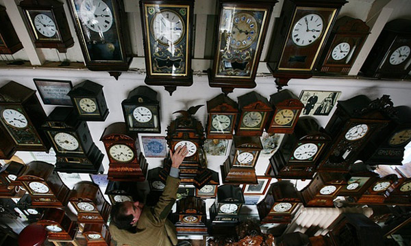 Explaining why the clock pendulum shook at the same rhythm