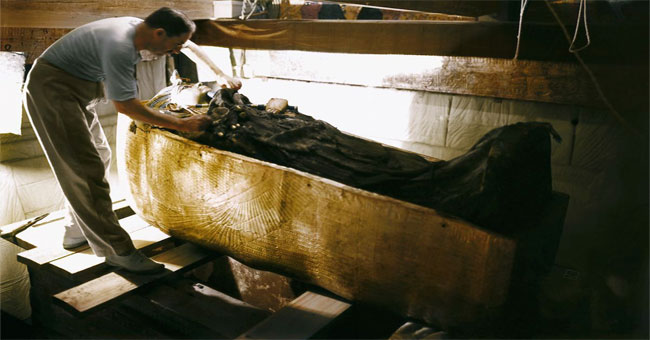 Extremely rare color photographs document the discovery of Tutankhamun tombs