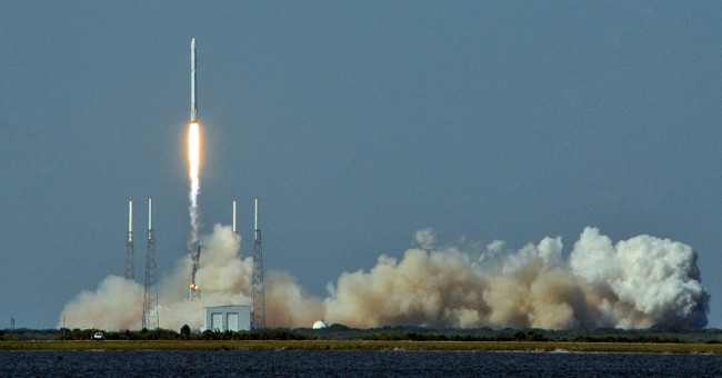 Falcon 9 missiles bring satellites into orbit, safely back to Earth