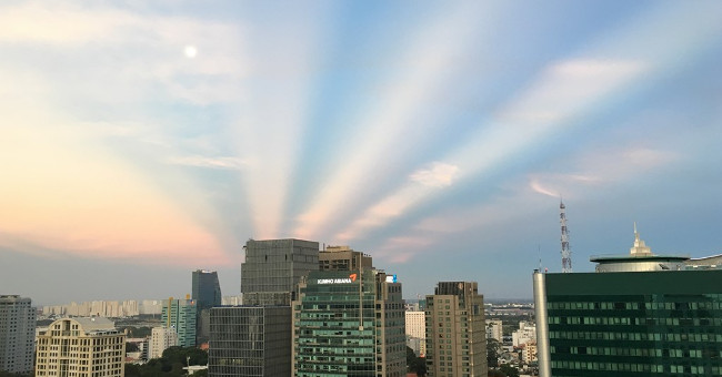 Fan-shaped sunbeams draw attention in the sky of Saigon