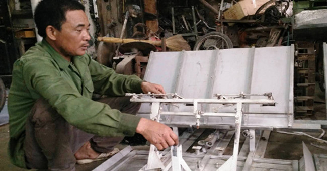 Farmers invented a transplant machine to help their wife with the farm work