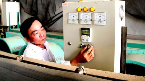 Farmers make electric rice drying ovens