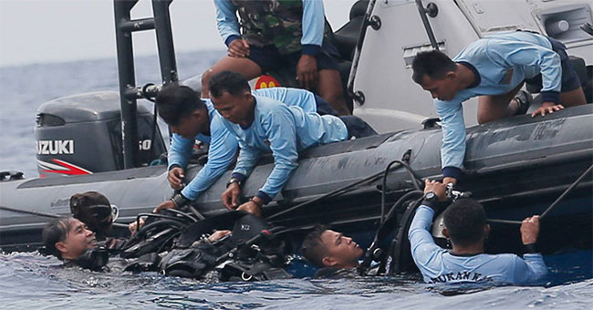 Find the black box of Lion Air plane falling into the Indonesian sea