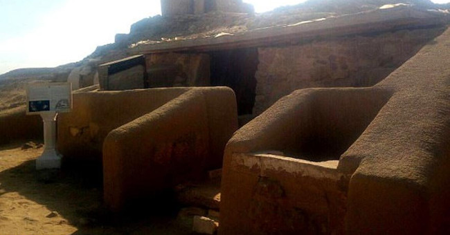 First opened the mysterious 'cursed crypt' in Egypt