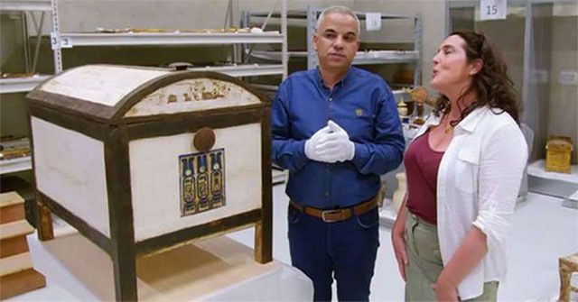 First time opening a mysterious box in the tomb of the youngest king in Egypt