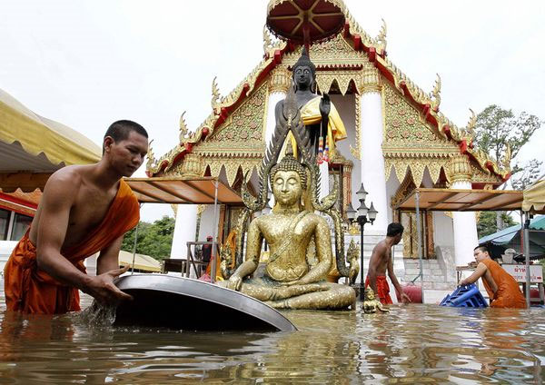 Floods raged in southern Thai provinces