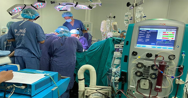 For the first time, a Vietnamese doctor has repaired the heart and lung transplant