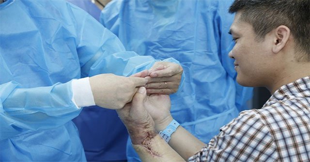 For the first time in the world, Vietnamese doctors transplant the hands of living people to patients
