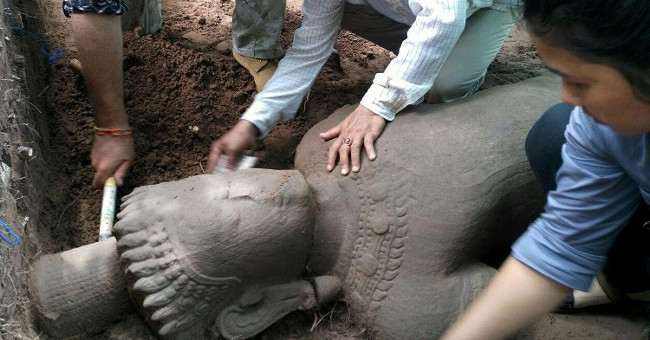 Found a hundred-year-old ancient statue at Angkor