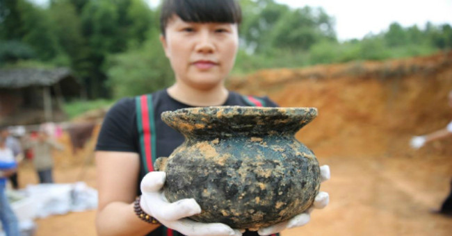 Found black bronze antiquities during the Spring and Autumn War