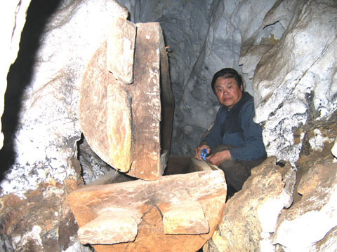 Found burial trunk in the cave in Thai Nguyen