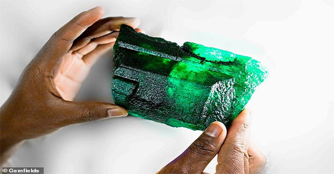 Found gems more expensive than diamonds, weighing 1.1kg in the Zambia mine
