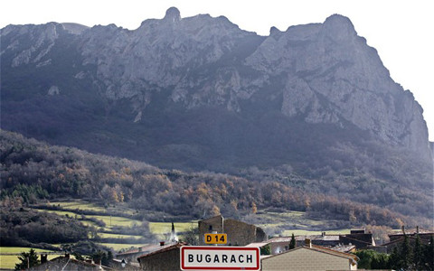 France stops people from returning to the village