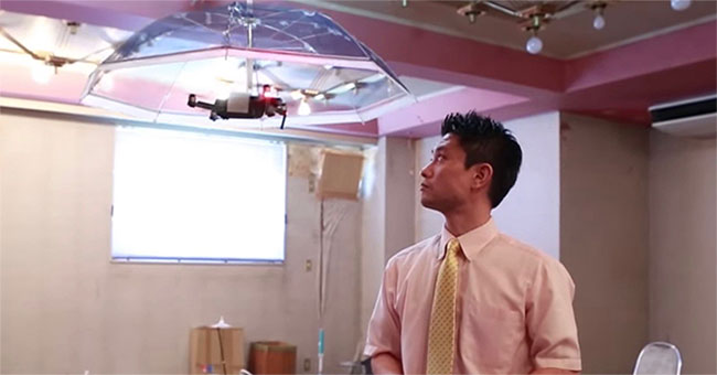 Free Parasol - Drone turns into a parasol to help you free to do other things