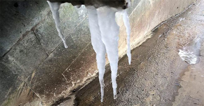 Frost appears on Fansipan peak