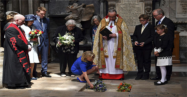 Genius physicist Stephen Hawking rests between Darwin and Newton