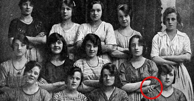 'Ghost arm' in a 100-year-old photo