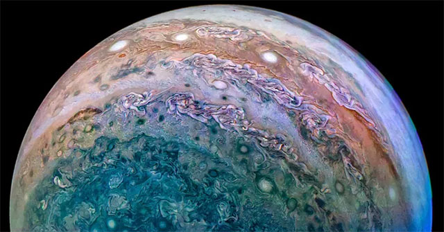 Giant planet approaching the Earth, showing off 4 moons