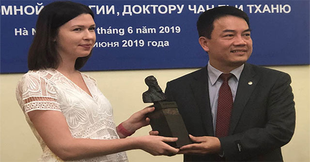 Giving a statue of Doctor Igor Kourchatov to Dr. Tran Chi Thanh