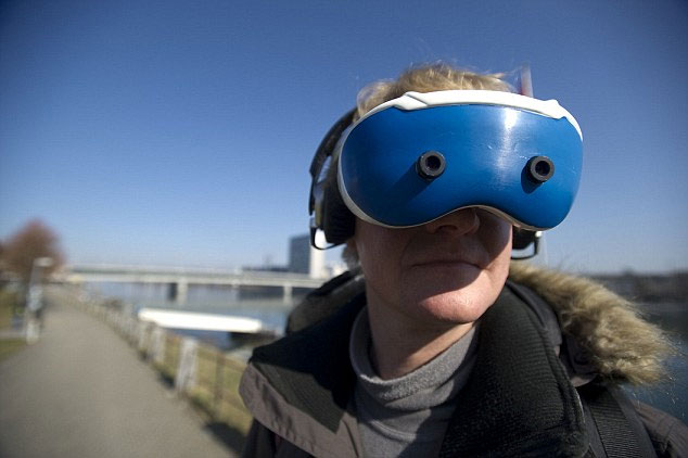 Glasses the real world with the virtual world